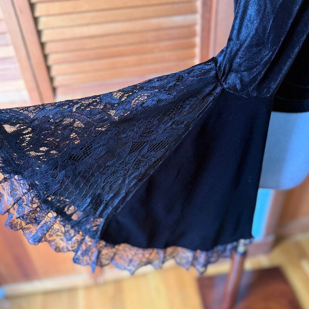 Dark in Love Victorian Vkei Velvet & Lace Belle Sleeve Lace-Up Front Top - Picture 8 of 14